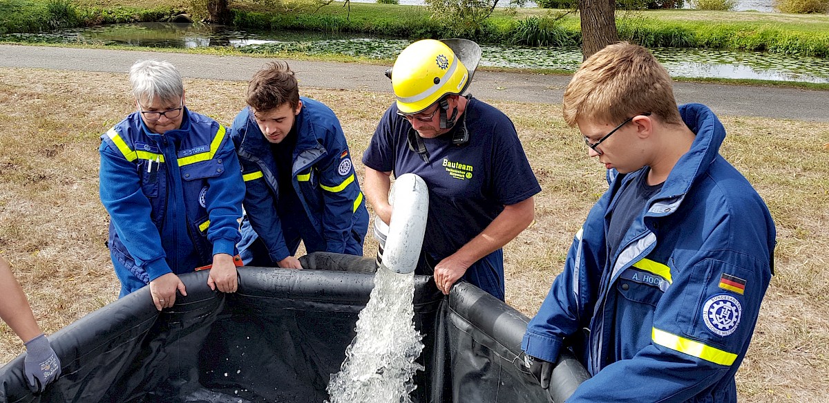 THW Lohr pumpt 70 000 Liter Löschwasser bei Herbstübung