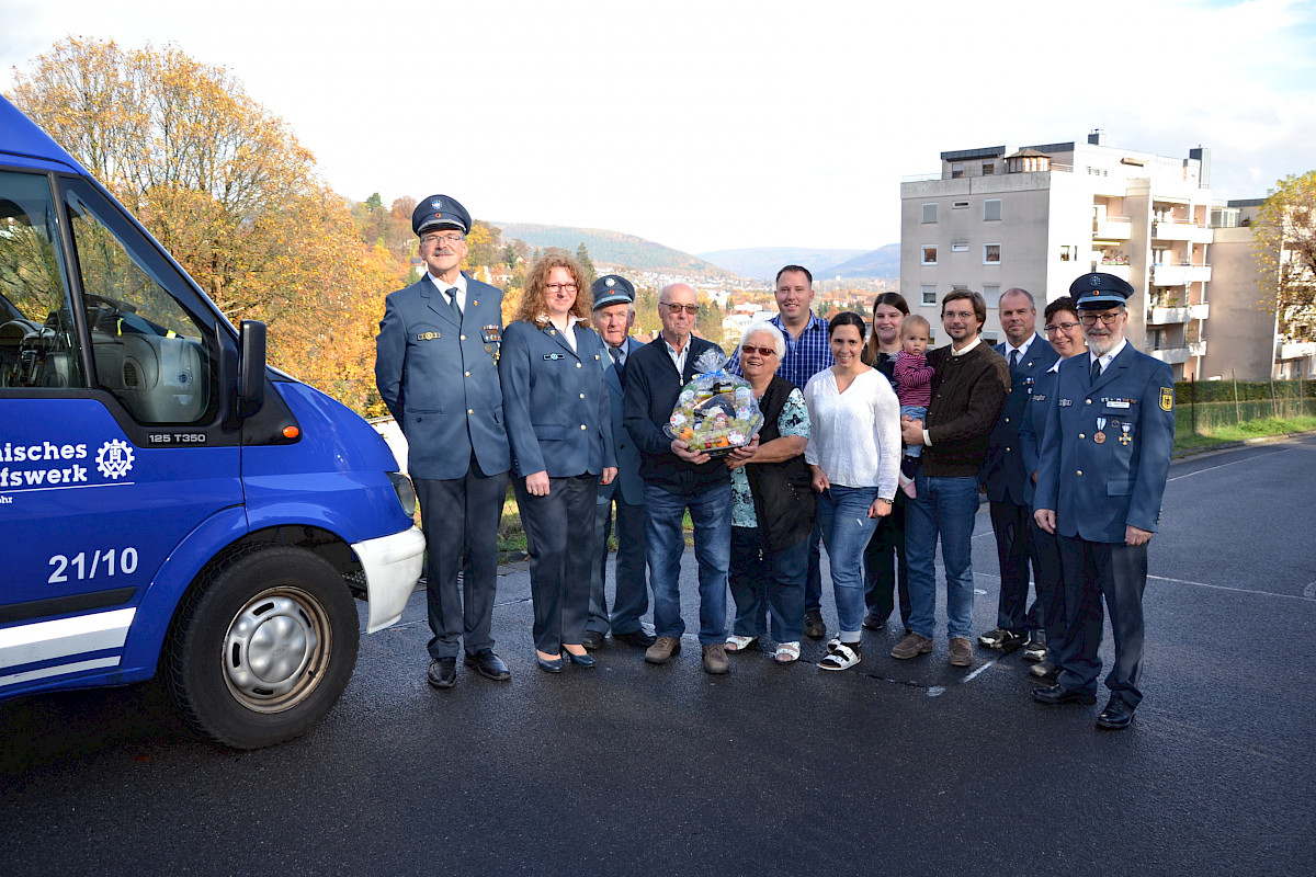 THW Familie feiert mit Reinhold Brunn