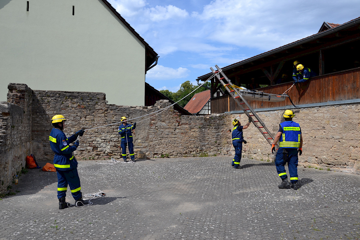 Gehoben, geschoben, gerettet, gelacht, geschwitzt – 172 THW Helfer ziehen gemeinsam an einem Strang