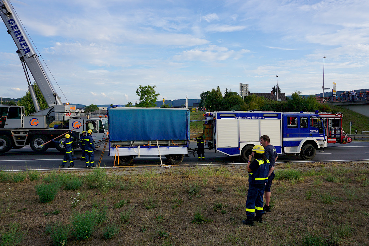 Unterstützung der Bergungsarbeiten nach LKW-Unfall