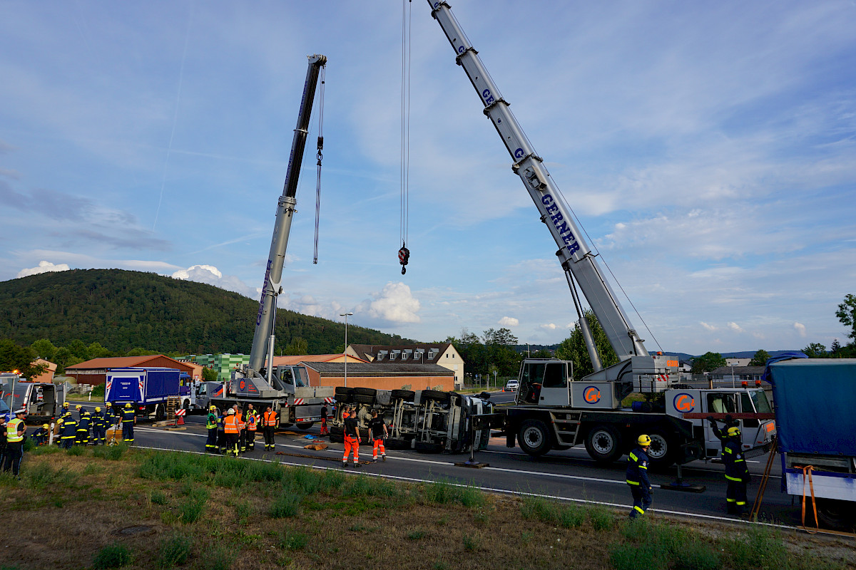 Unterstützung der Bergungsarbeiten nach LKW-Unfall