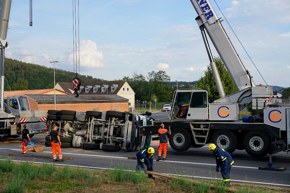 Unterstützung der Bergungsarbeiten nach LKW-Unfall