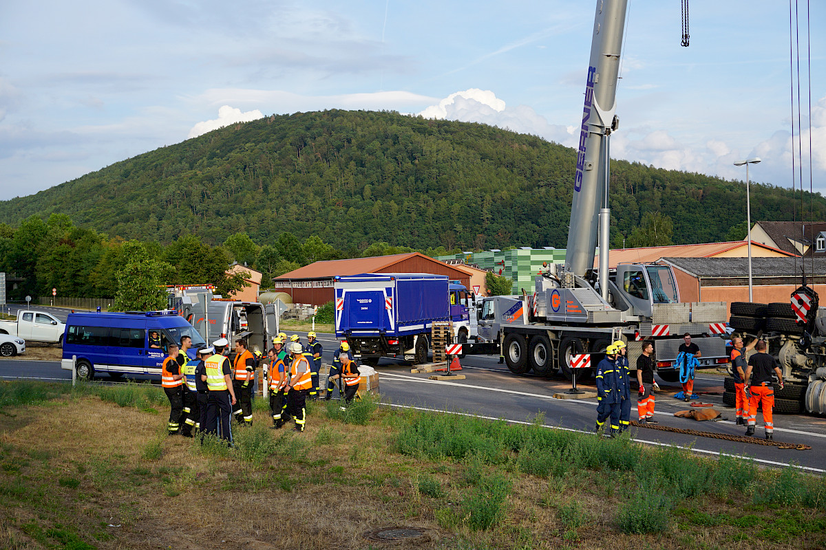 Unterstützung der Bergungsarbeiten nach LKW-Unfall