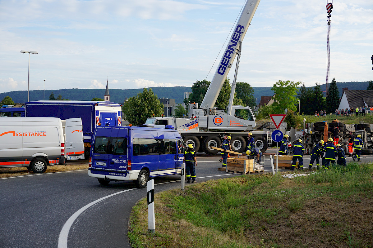 Unterstützung der Bergungsarbeiten nach LKW-Unfall