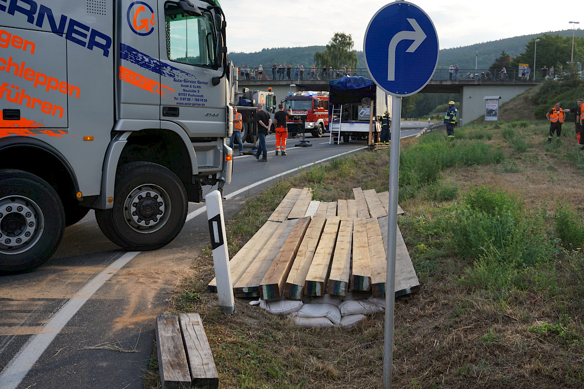 Unterstützung der Bergungsarbeiten nach LKW-Unfall