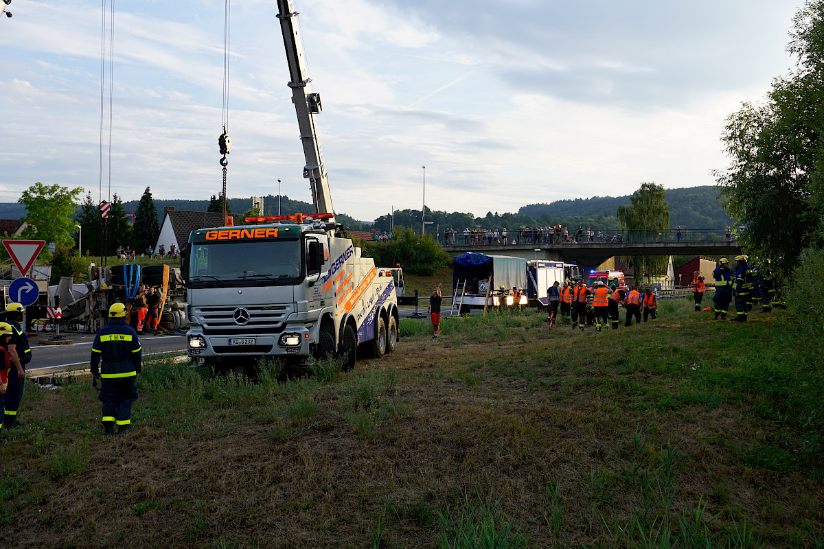 Unterstützung der Bergungsarbeiten nach LKW-Unfall