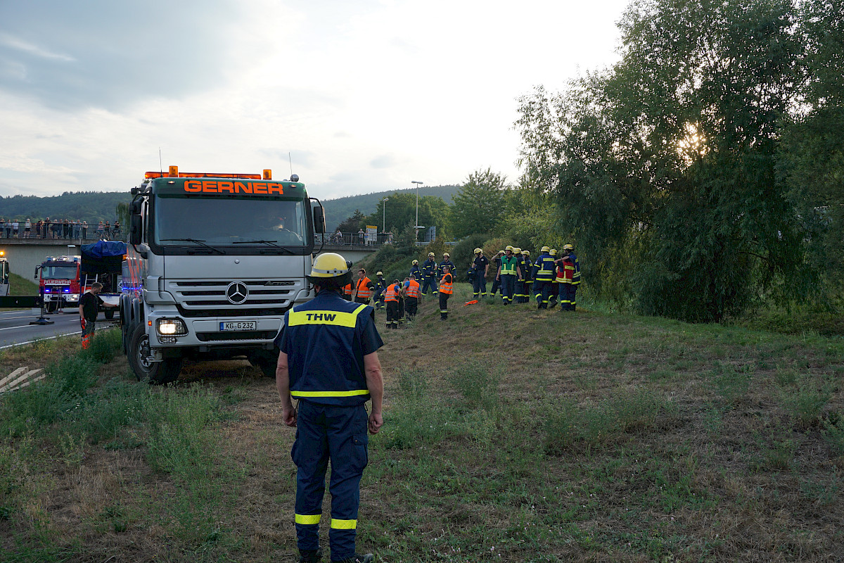 Unterstützung der Bergungsarbeiten nach LKW-Unfall