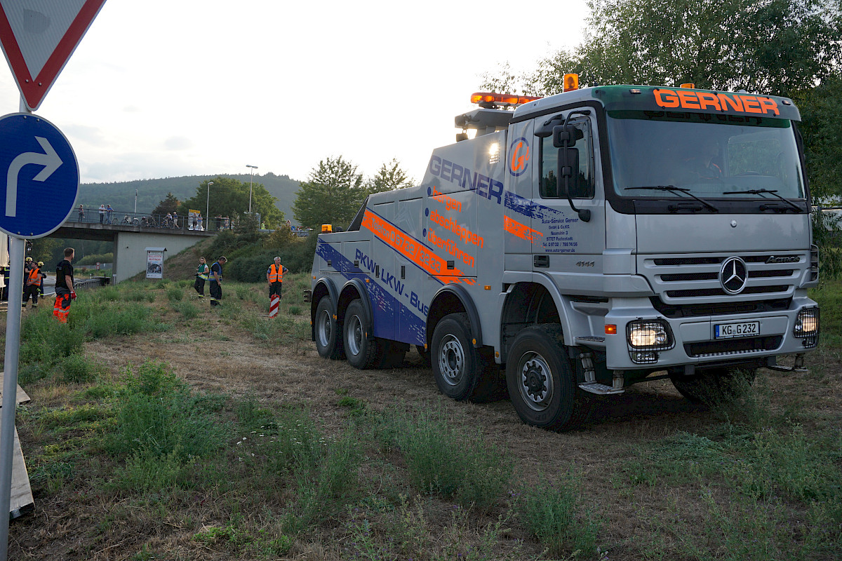 Unterstützung der Bergungsarbeiten nach LKW-Unfall