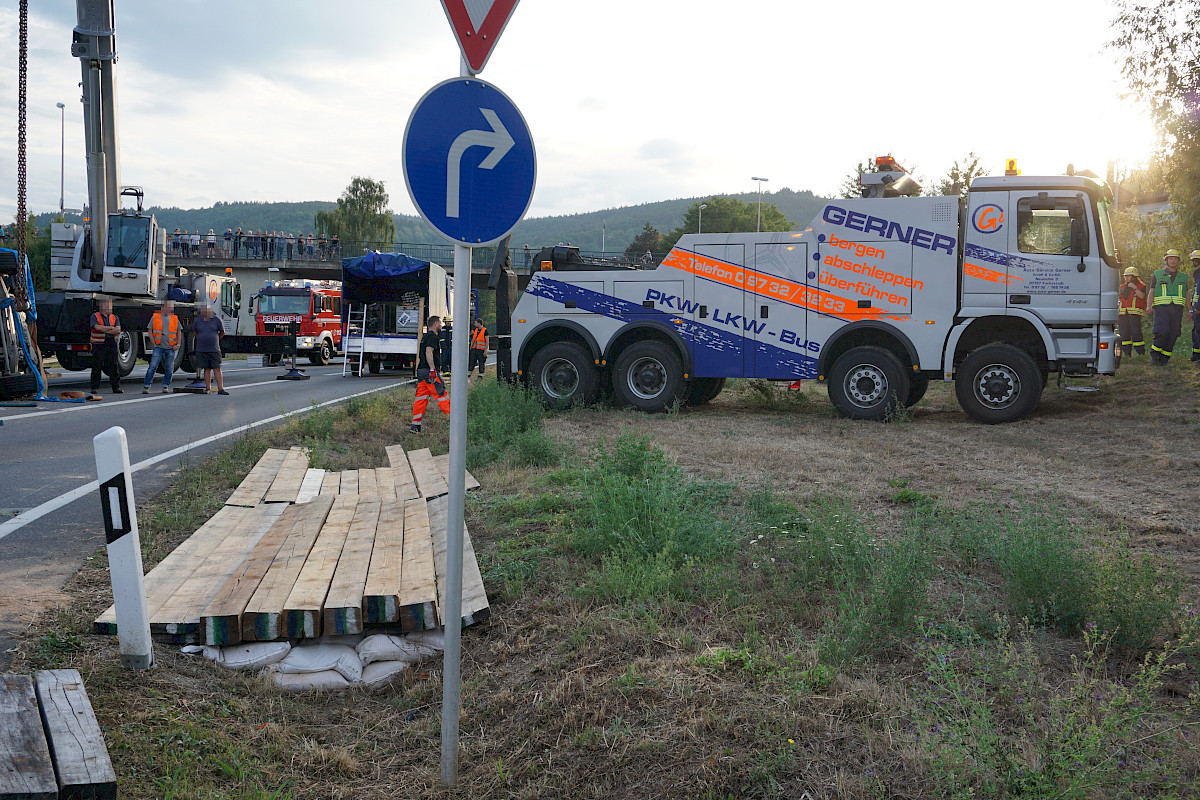 Unterstützung der Bergungsarbeiten nach LKW-Unfall
