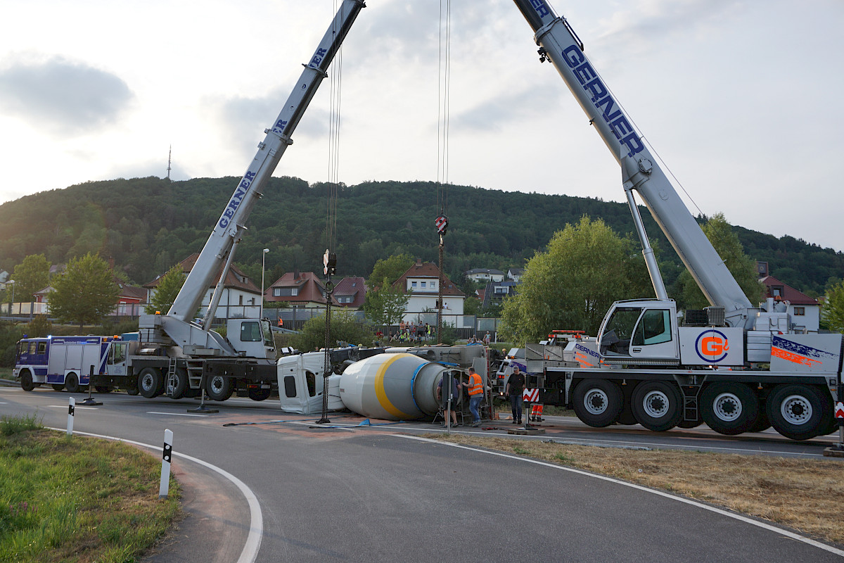 Unterstützung der Bergungsarbeiten nach LKW-Unfall