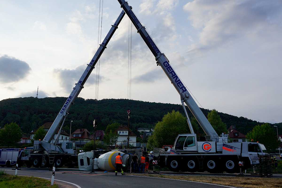 Unterstützung der Bergungsarbeiten nach LKW-Unfall