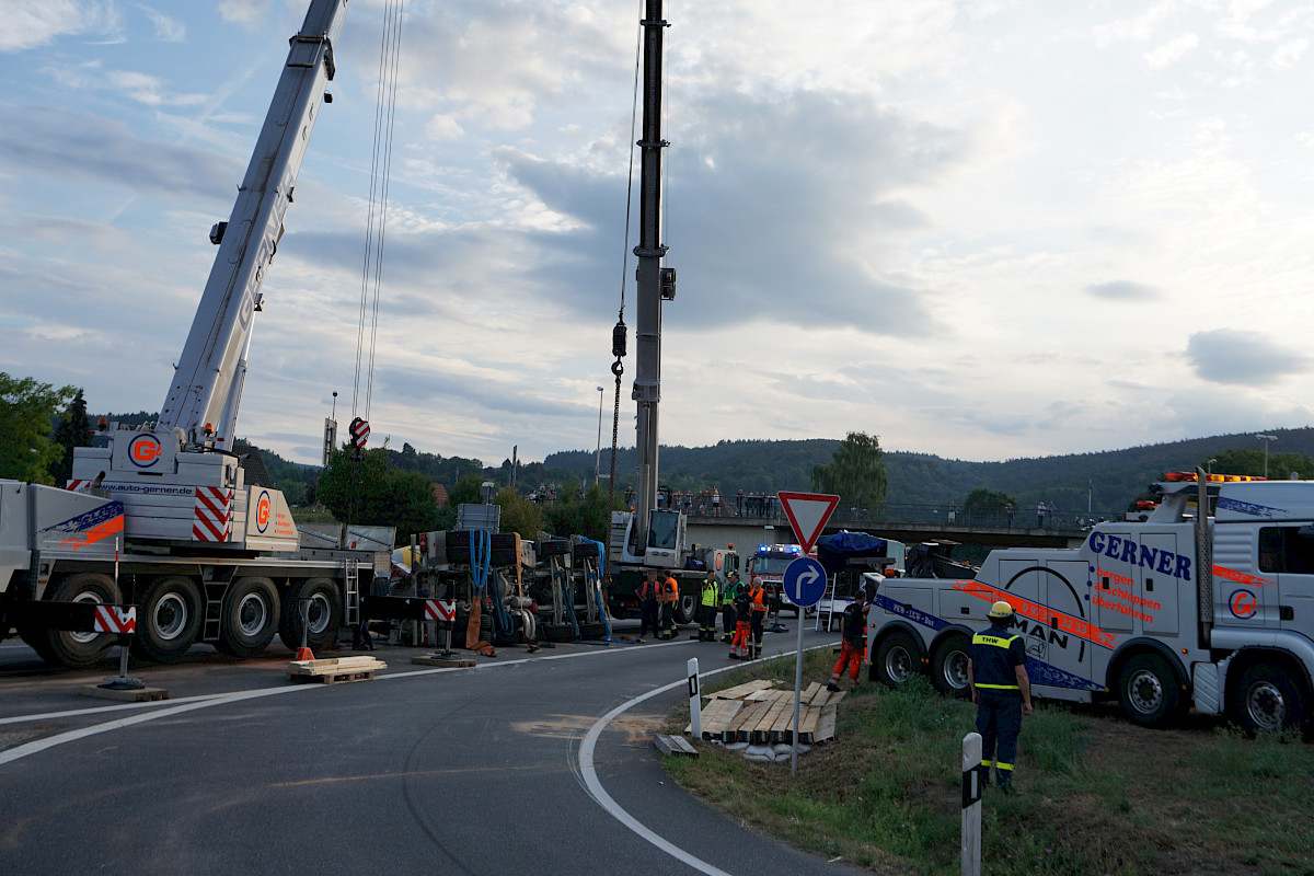 Unterstützung der Bergungsarbeiten nach LKW-Unfall