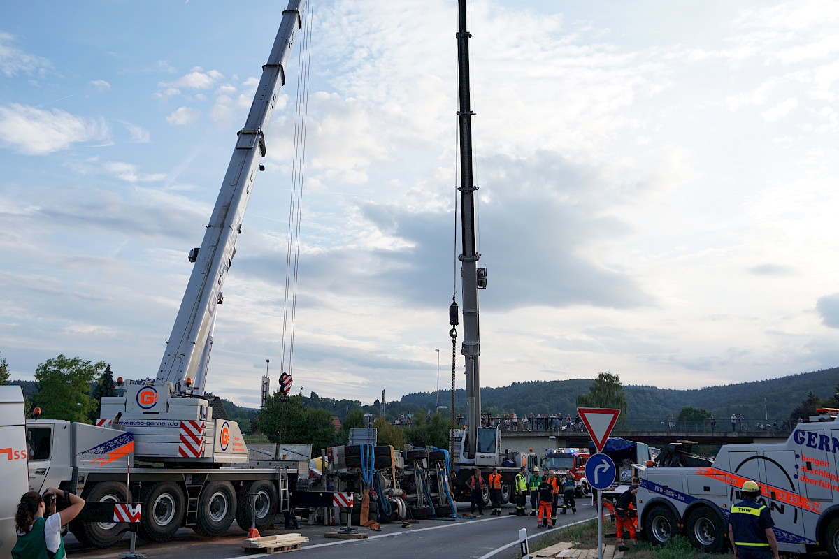 Unterstützung der Bergungsarbeiten nach LKW-Unfall