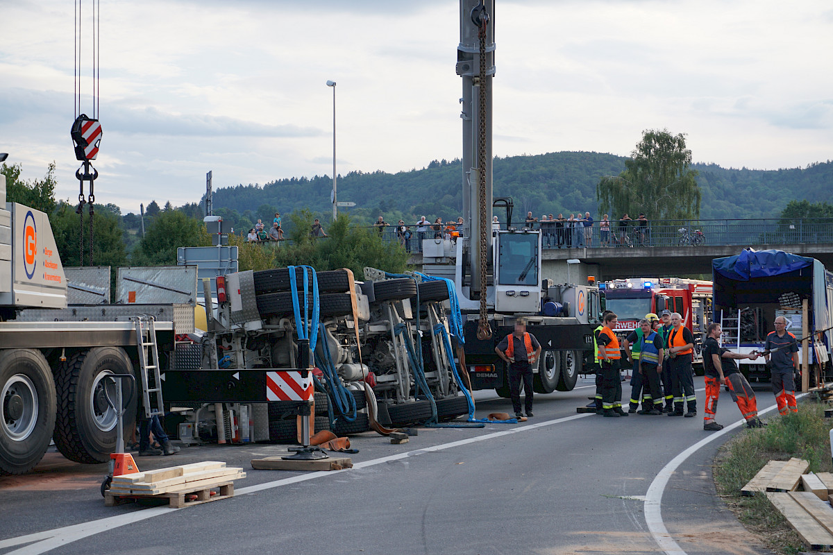 Unterstützung der Bergungsarbeiten nach LKW-Unfall