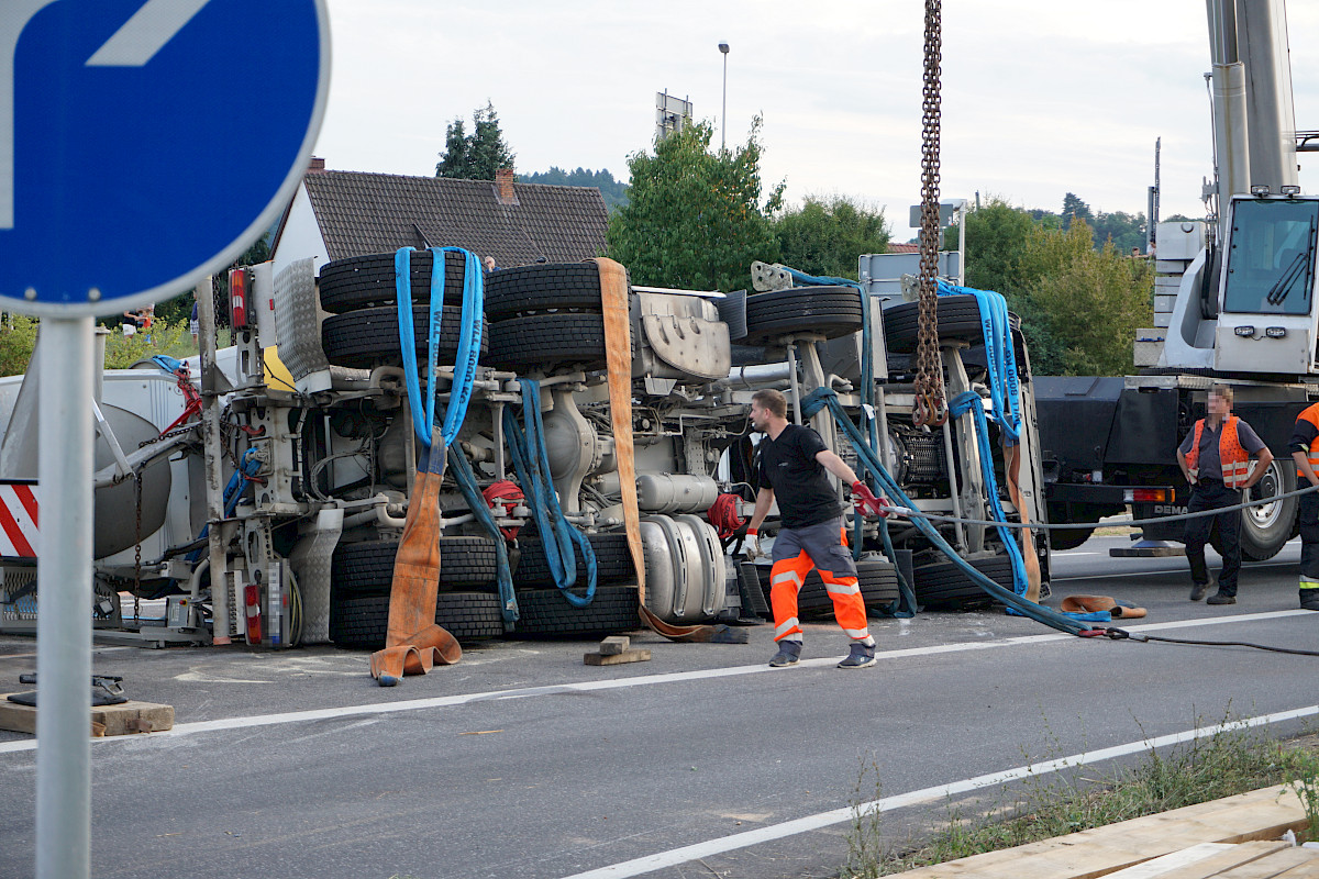 Unterstützung der Bergungsarbeiten nach LKW-Unfall