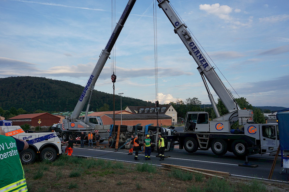 Unterstützung der Bergungsarbeiten nach LKW-Unfall