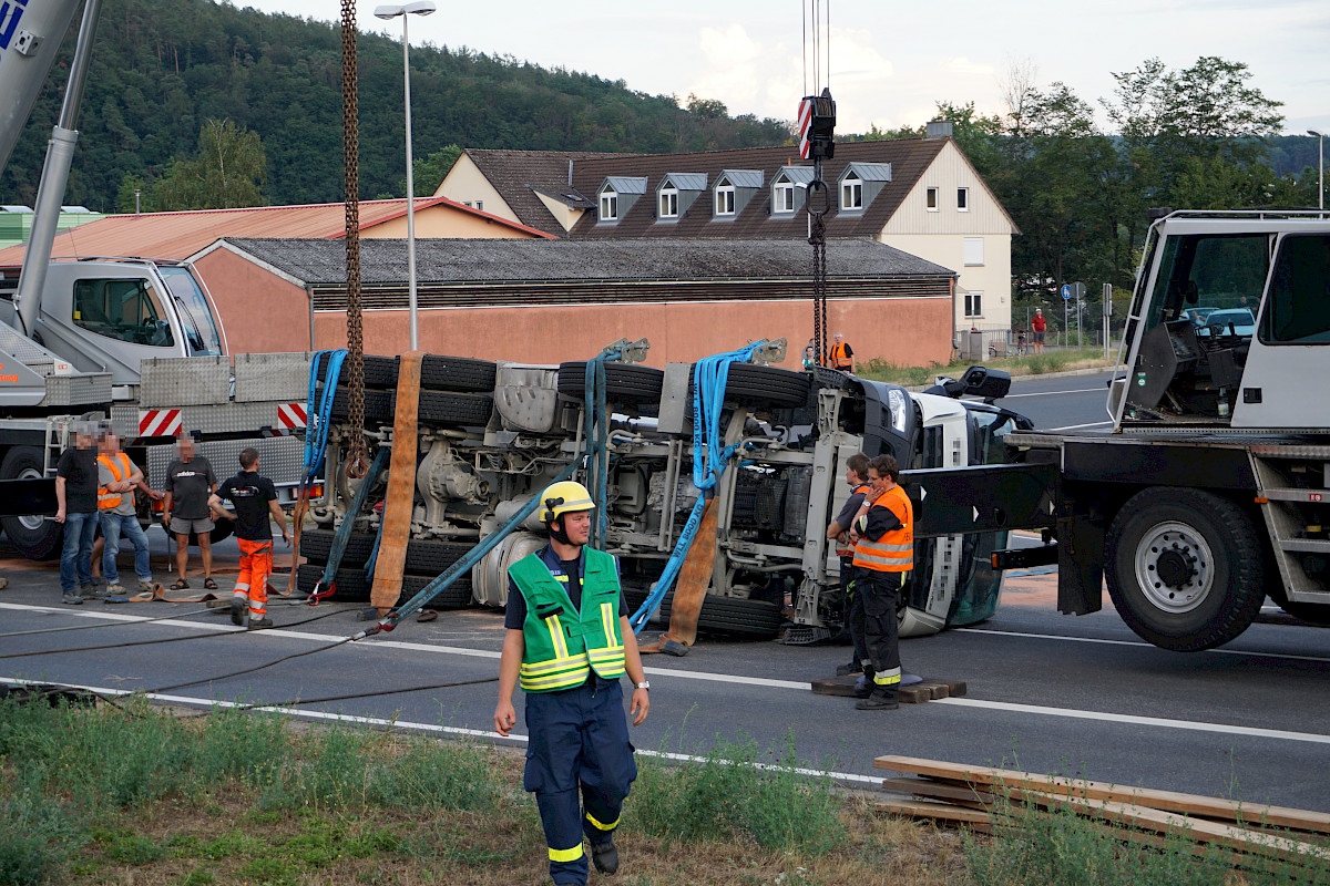 Unterstützung der Bergungsarbeiten nach LKW-Unfall