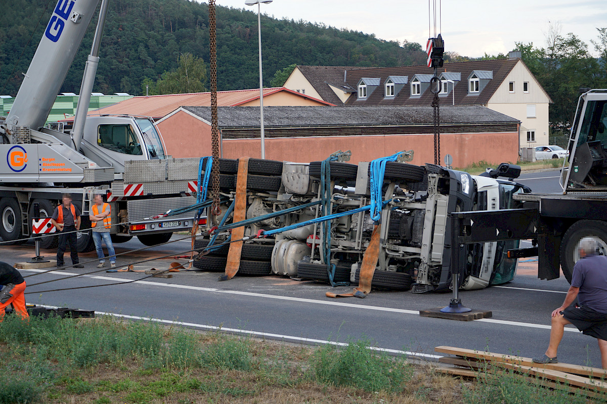 Unterstützung der Bergungsarbeiten nach LKW-Unfall