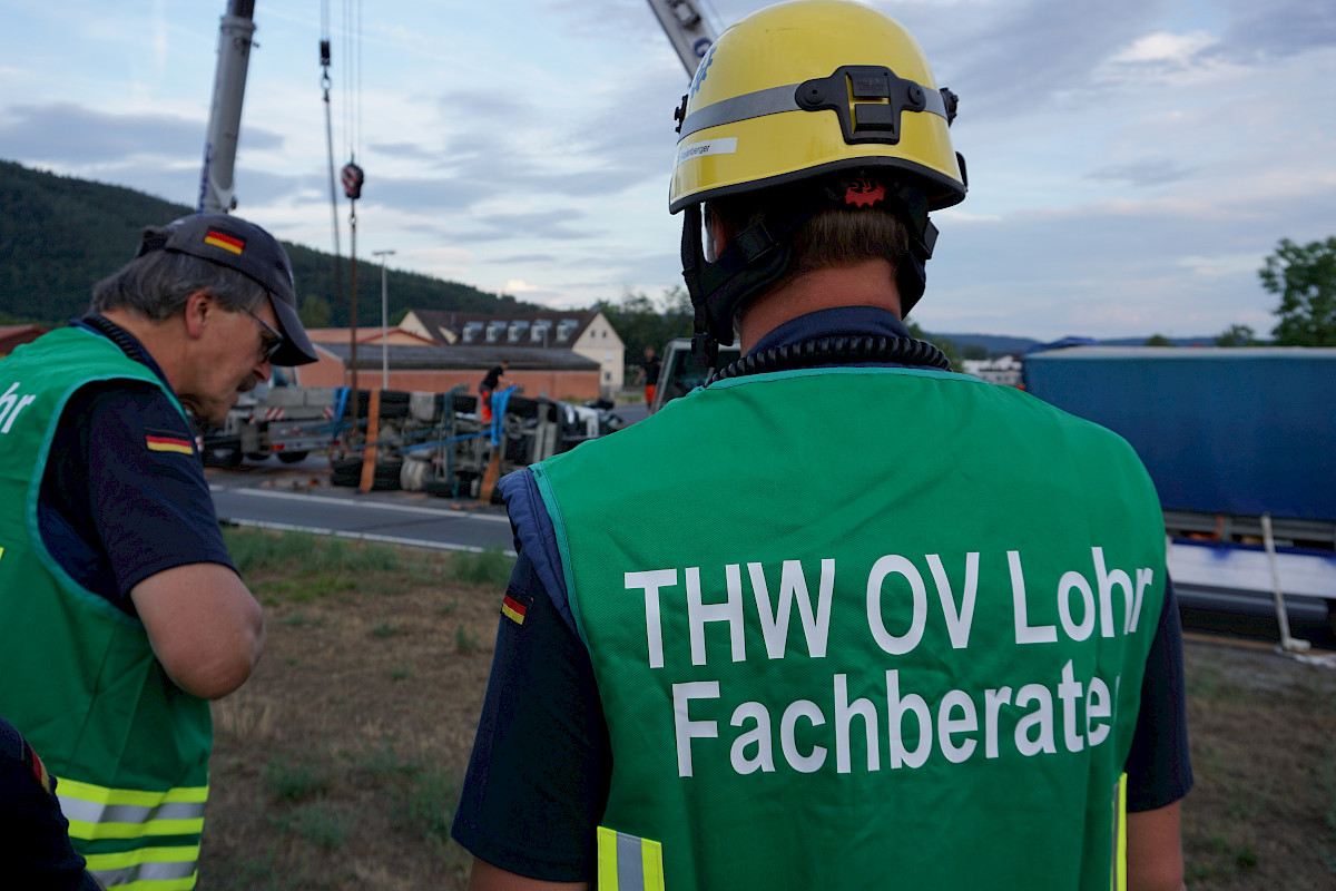 Unterstützung der Bergungsarbeiten nach LKW-Unfall