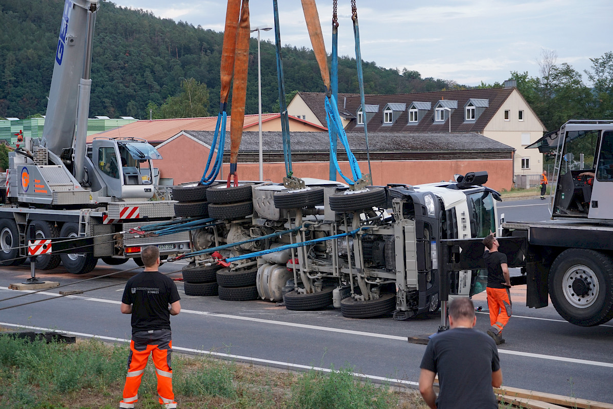 Unterstützung der Bergungsarbeiten nach LKW-Unfall