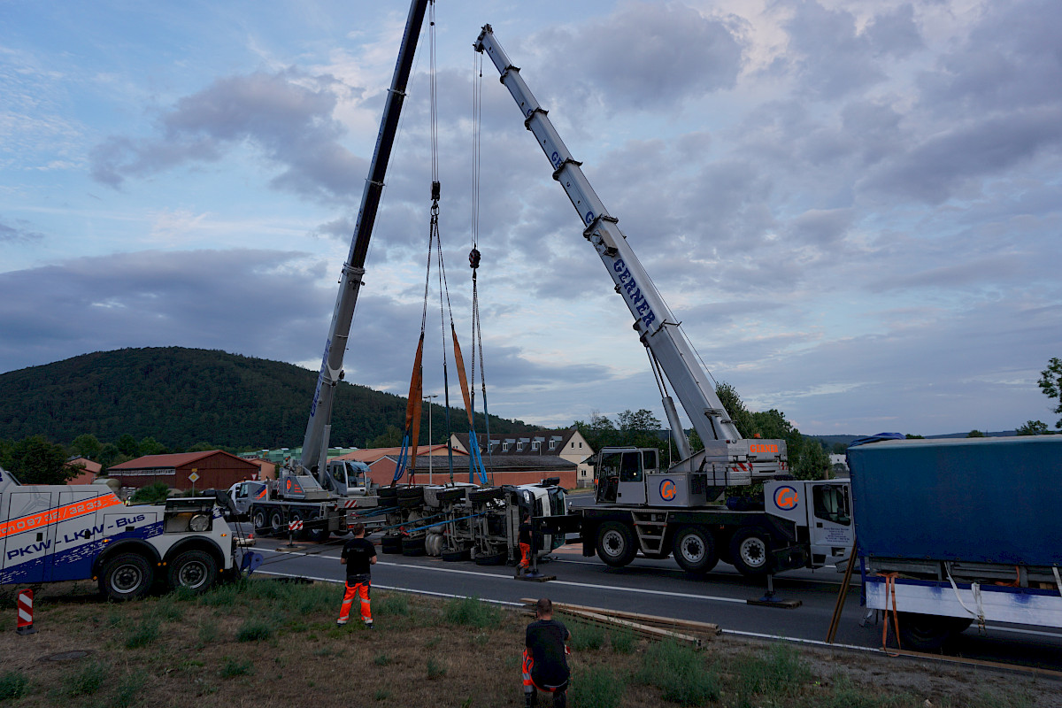 Unterstützung der Bergungsarbeiten nach LKW-Unfall