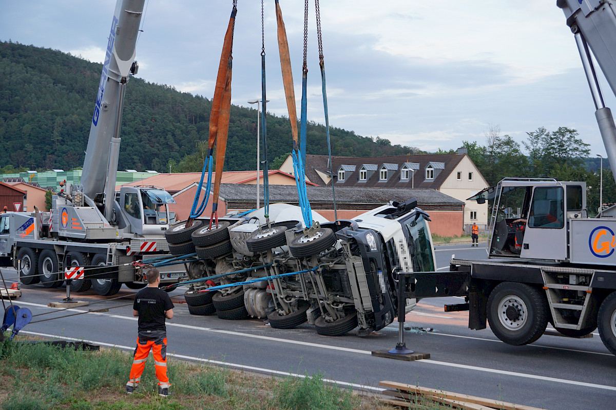 Unterstützung der Bergungsarbeiten nach LKW-Unfall