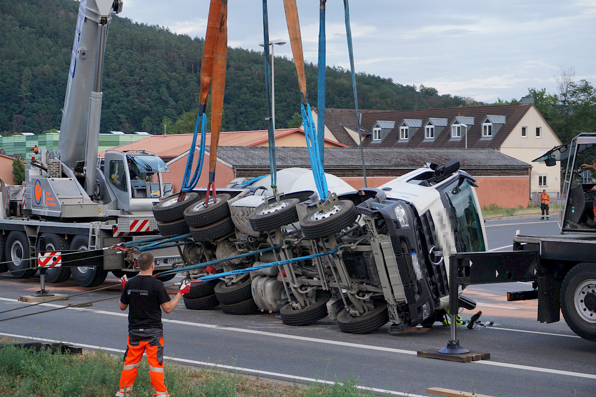 Unterstützung der Bergungsarbeiten nach LKW-Unfall