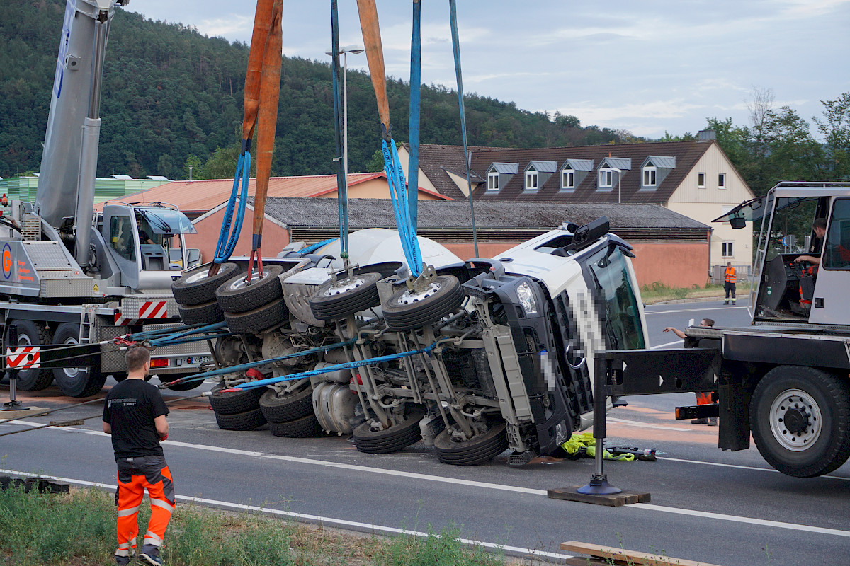 Unterstützung der Bergungsarbeiten nach LKW-Unfall