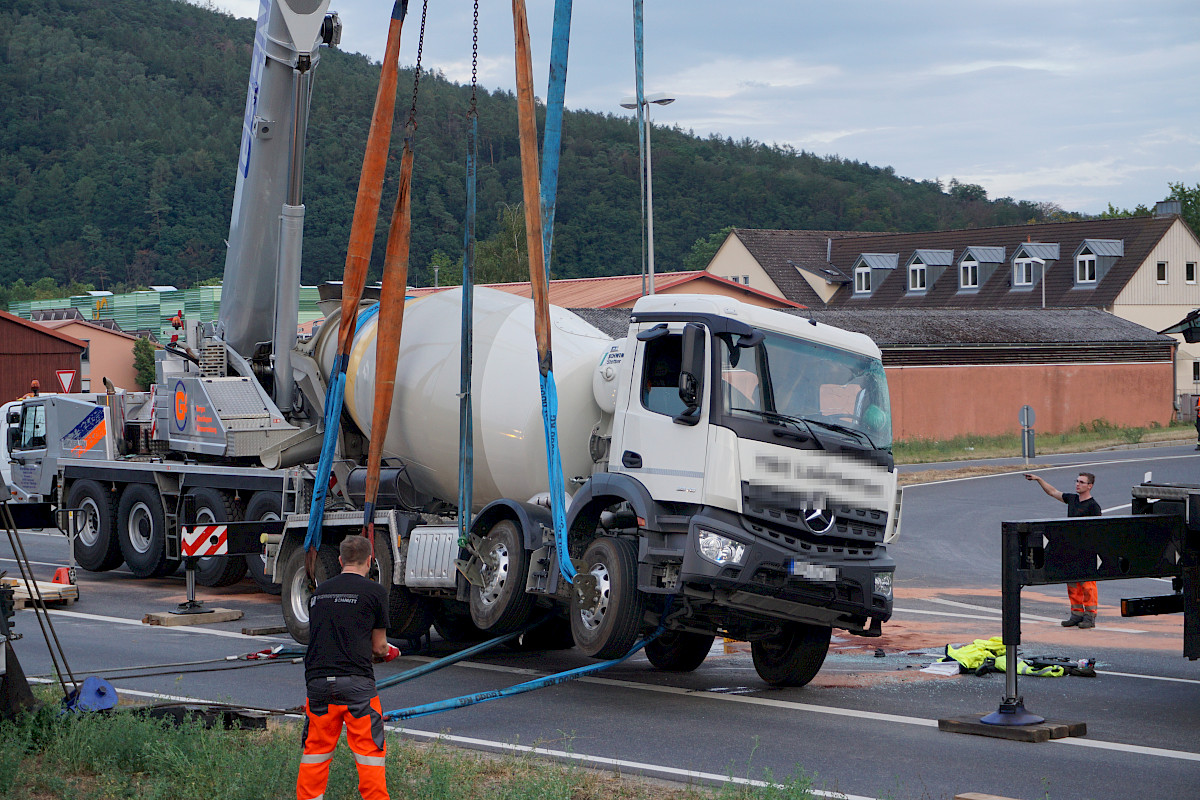 Unterstützung der Bergungsarbeiten nach LKW-Unfall