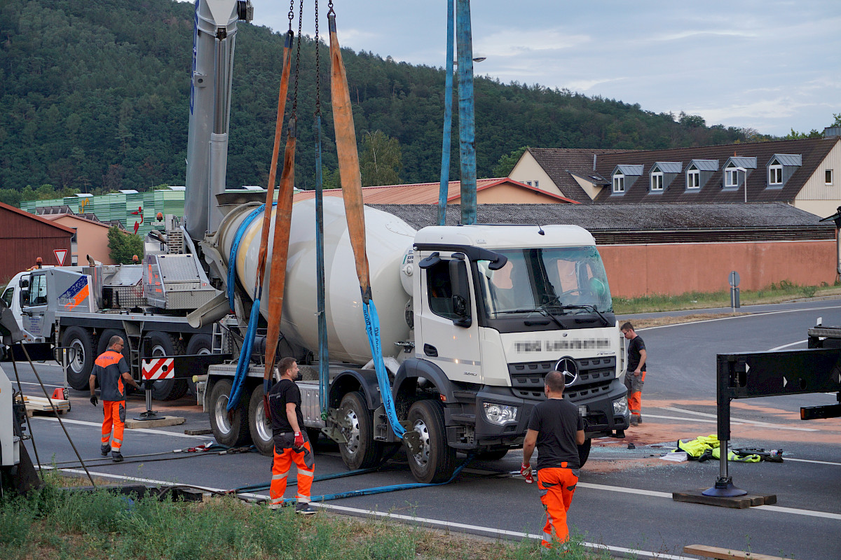 Unterstützung der Bergungsarbeiten nach LKW-Unfall
