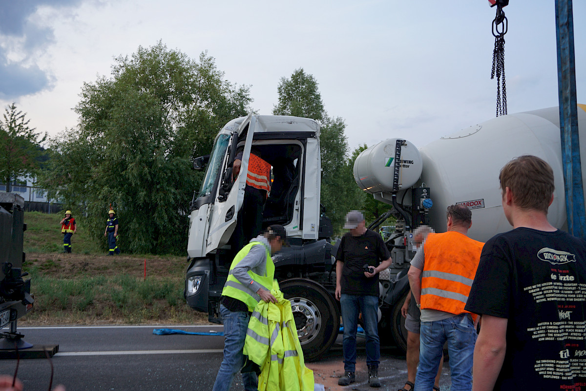 Unterstützung der Bergungsarbeiten nach LKW-Unfall