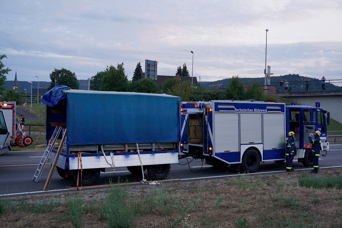 Unterstützung der Bergungsarbeiten nach LKW-Unfall