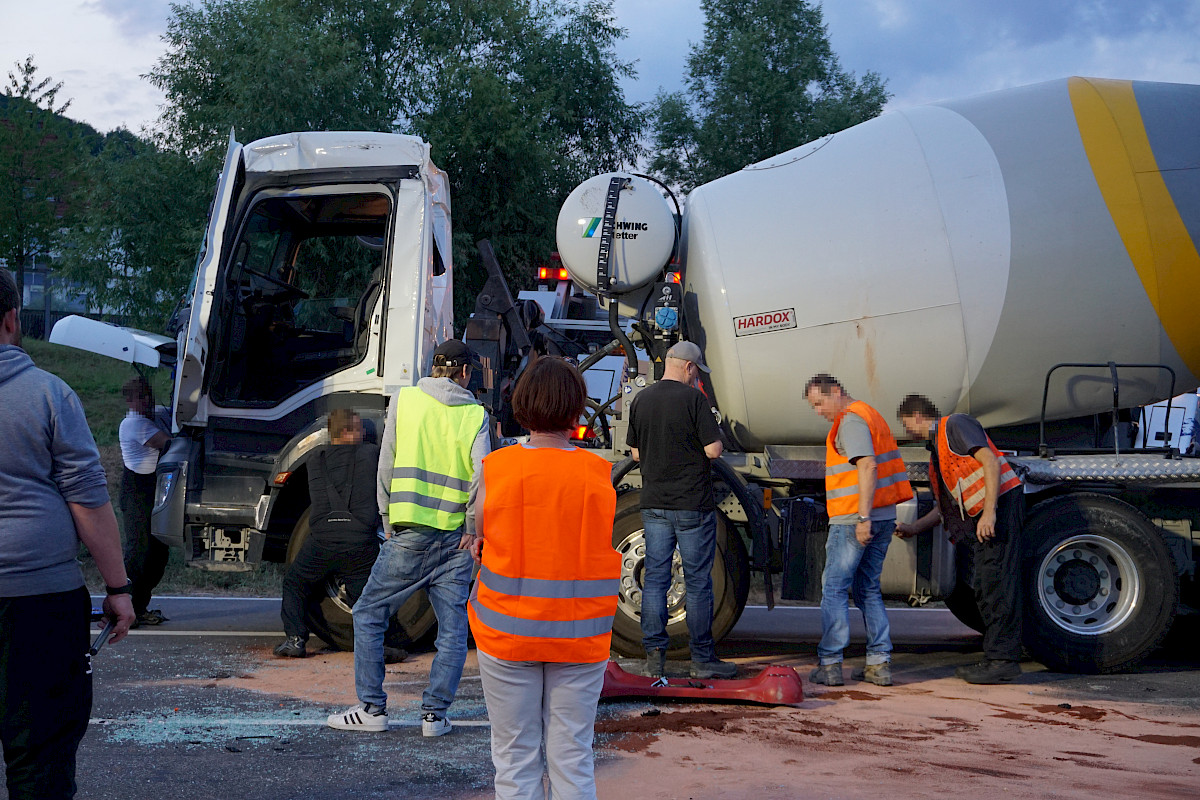 Unterstützung der Bergungsarbeiten nach LKW-Unfall