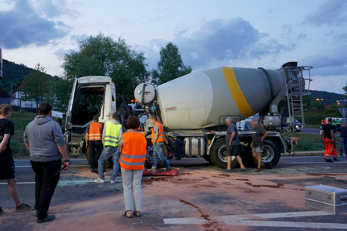 Unterstützung der Bergungsarbeiten nach LKW-Unfall