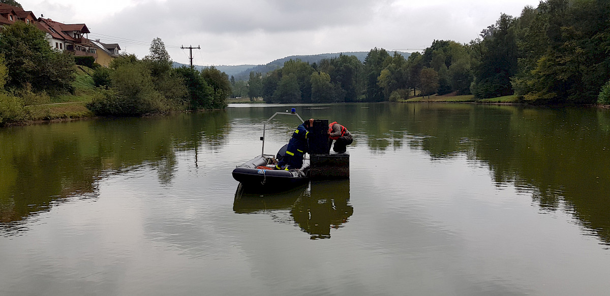 THW Lohr unterstützt bei der Reparatur des Mönches im Landschaftssee in Neuhütten