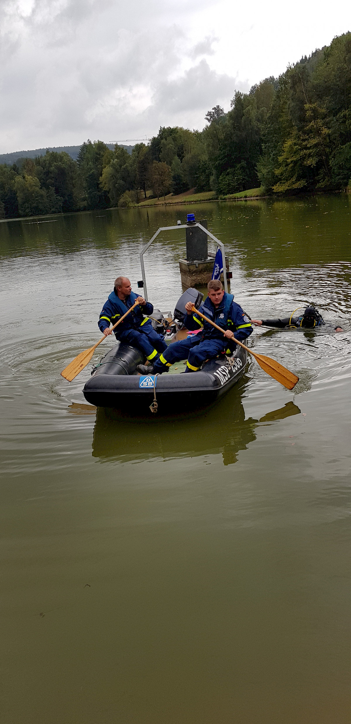 THW Lohr unterstützt bei der Reparatur des Mönches im Landschaftssee in Neuhütten