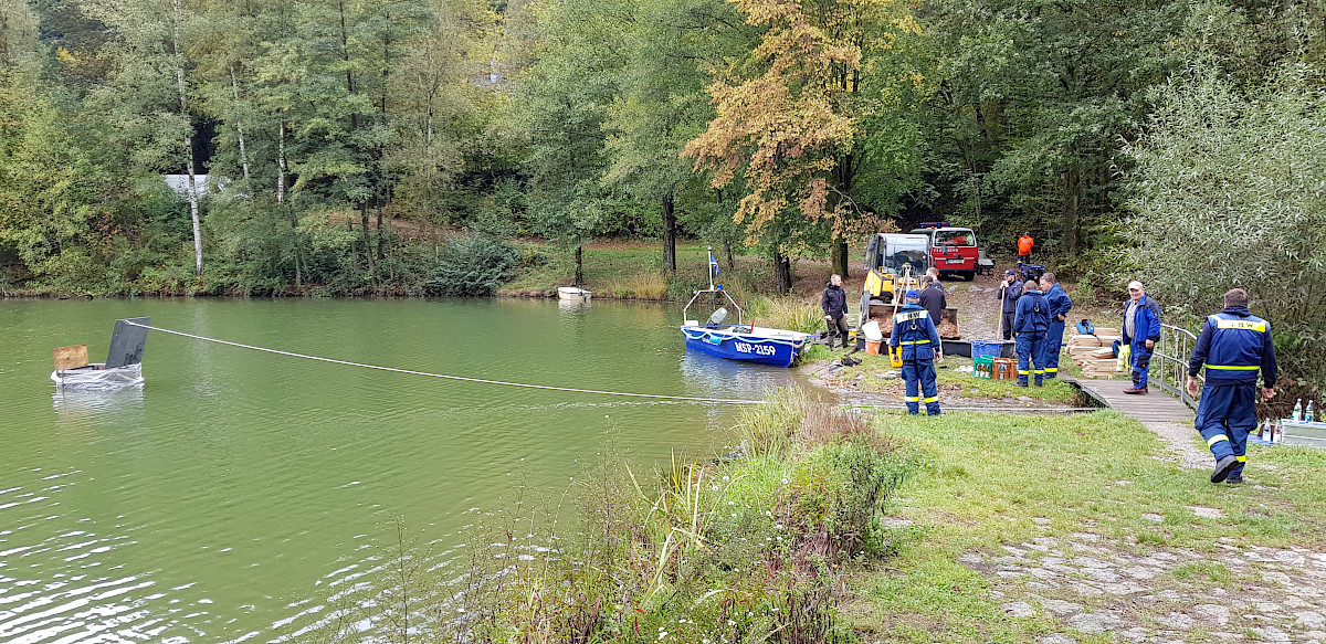 THW Lohr unterstützt bei der Reparatur des Mönches im Landschaftssee in Neuhütten