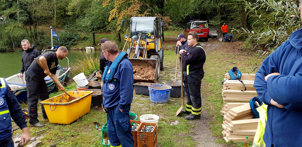 THW Lohr unterstützt bei der Reparatur des Mönches im Landschaftssee in Neuhütten