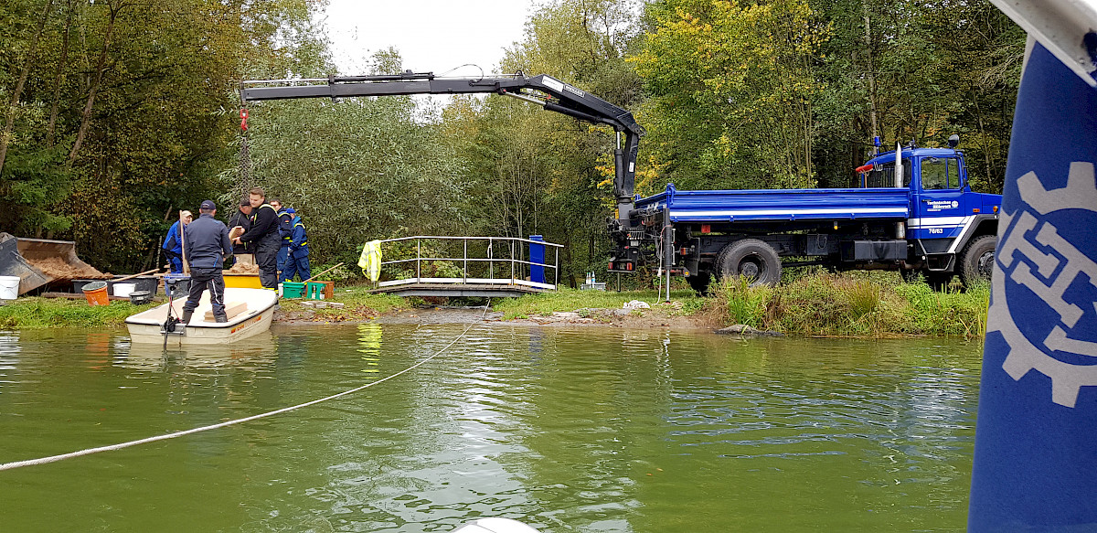 THW Lohr unterstützt bei der Reparatur des Mönches im Landschaftssee in Neuhütten