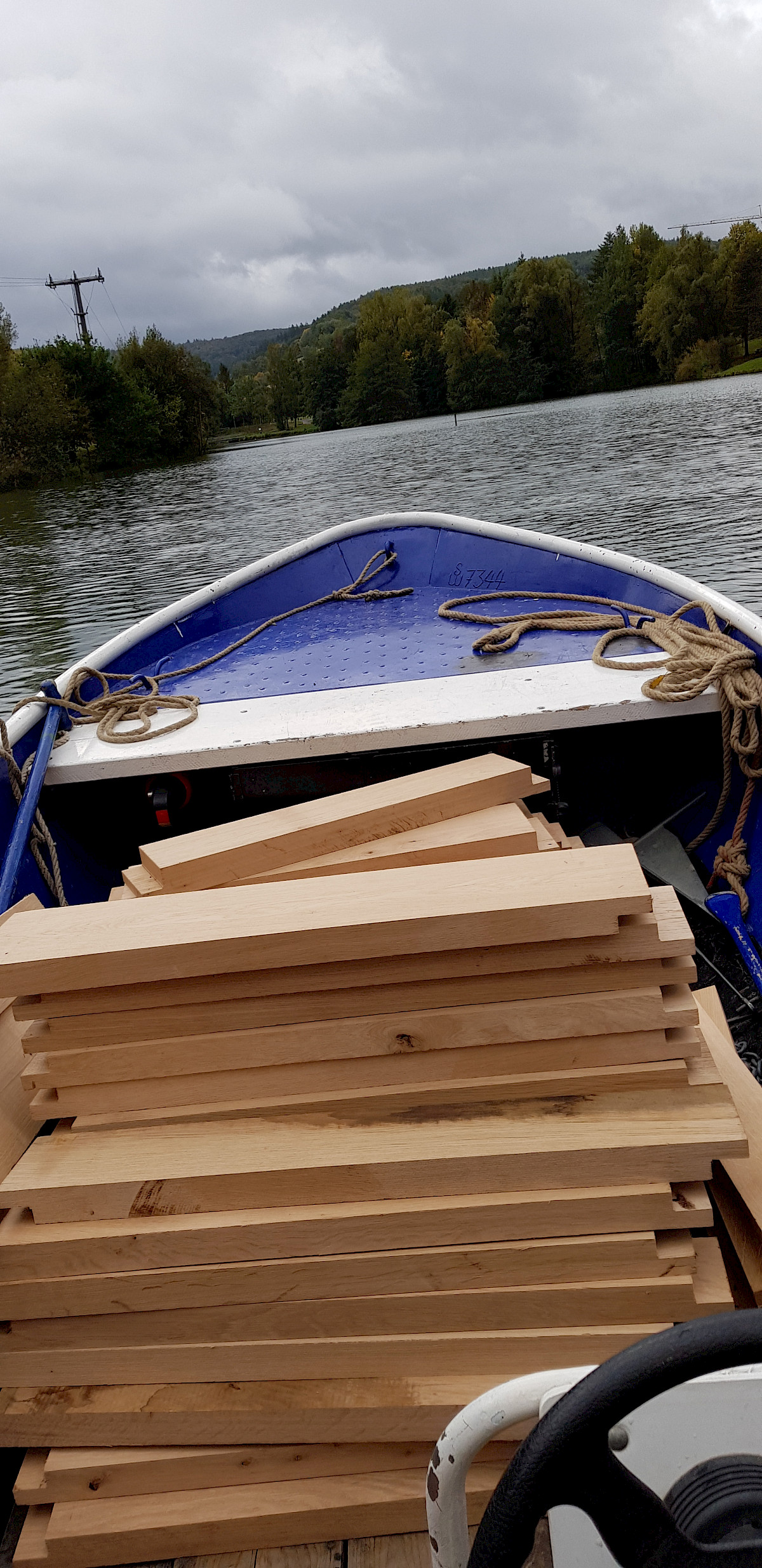 THW Lohr unterstützt bei der Reparatur des Mönches im Landschaftssee in Neuhütten