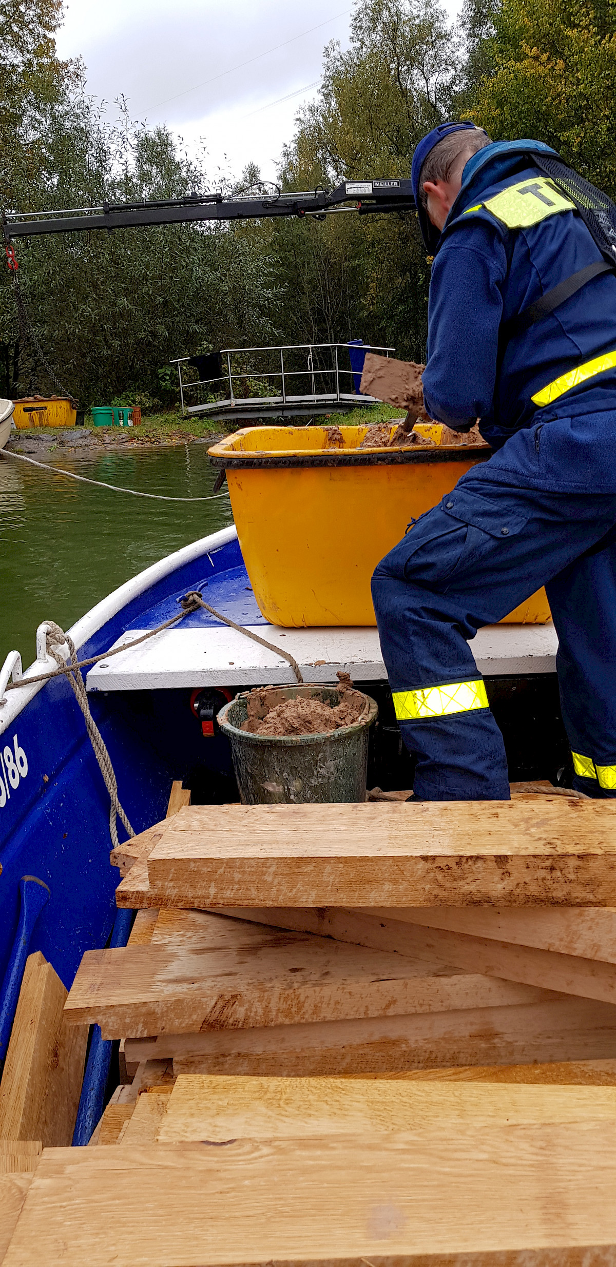 THW Lohr unterstützt bei der Reparatur des Mönches im Landschaftssee in Neuhütten