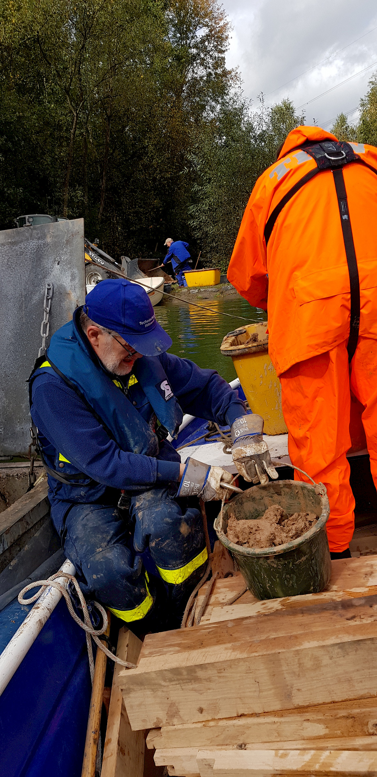 THW Lohr unterstützt bei der Reparatur des Mönches im Landschaftssee in Neuhütten