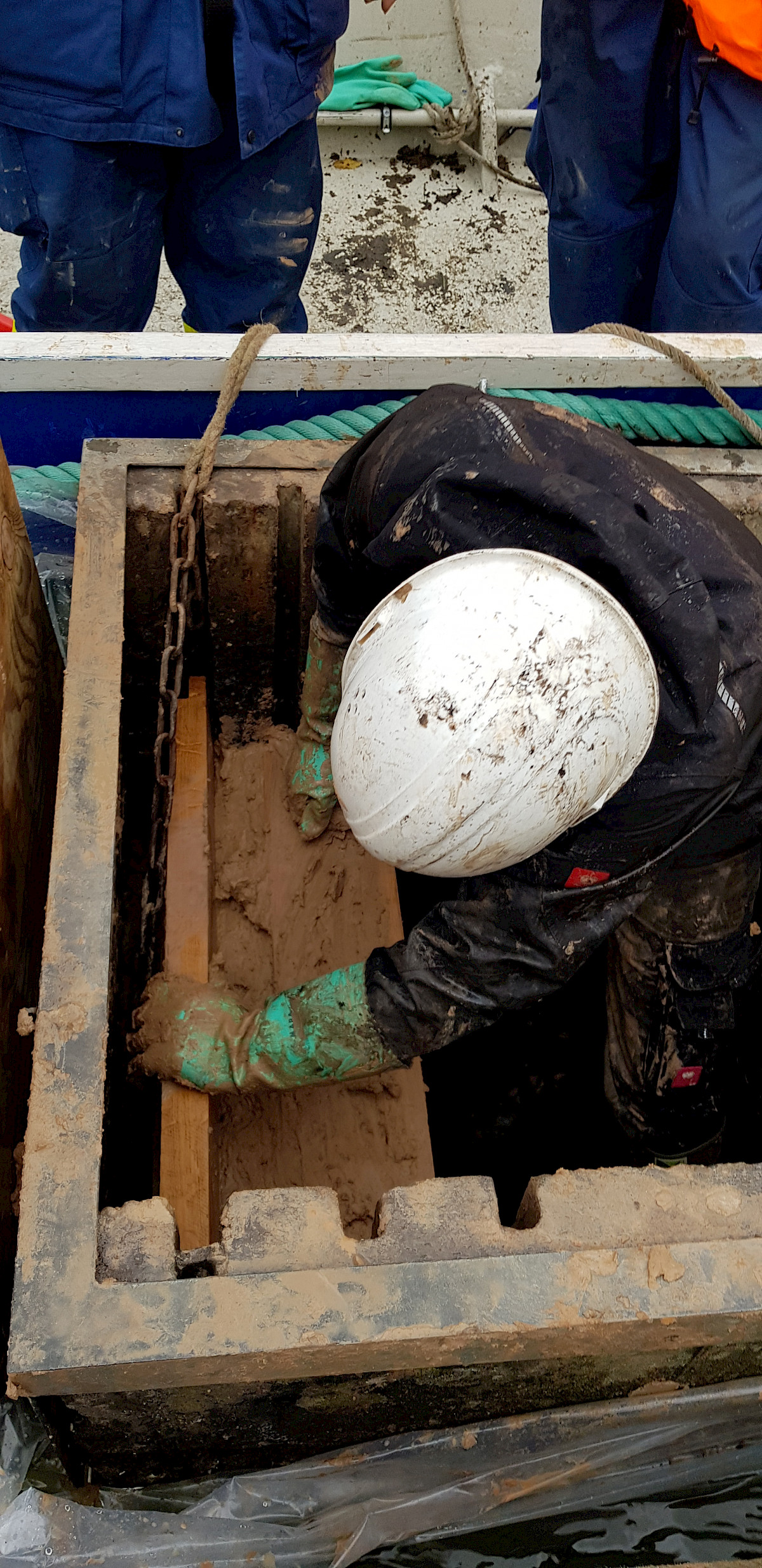 THW Lohr unterstützt bei der Reparatur des Mönches im Landschaftssee in Neuhütten