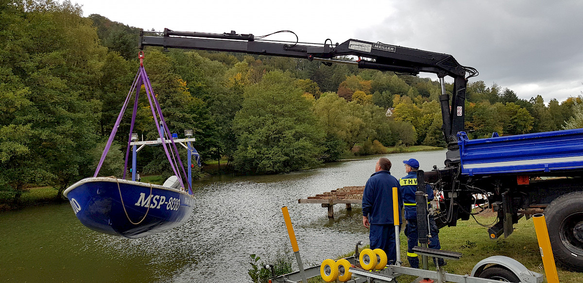 THW Lohr unterstützt bei der Reparatur des Mönches im Landschaftssee in Neuhütten