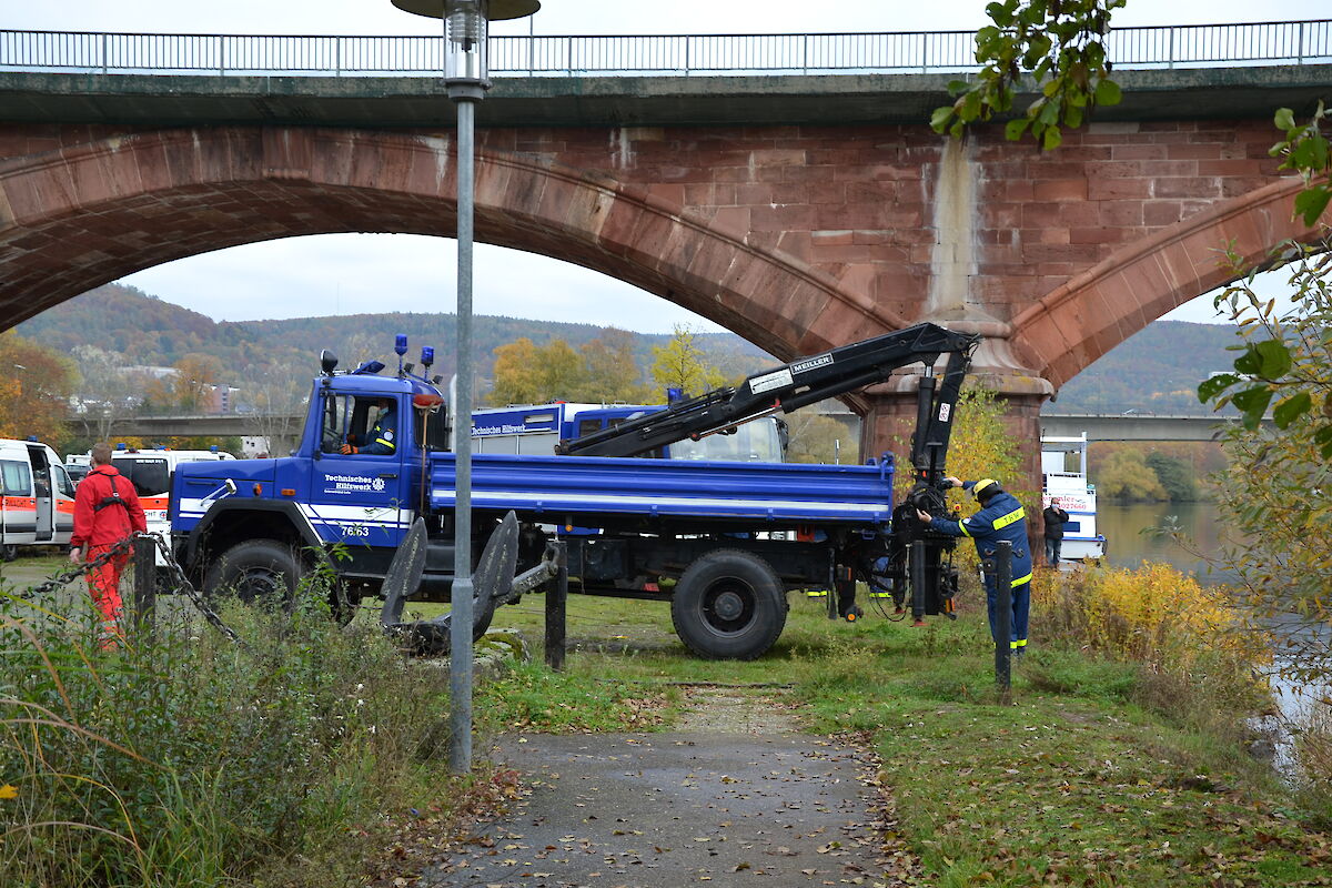 Einsatz in Lohr a. Main – PKW am Haken