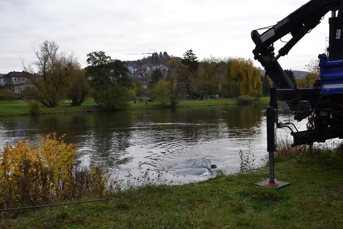 Einsatz in Lohr a. Main – PKW am Haken