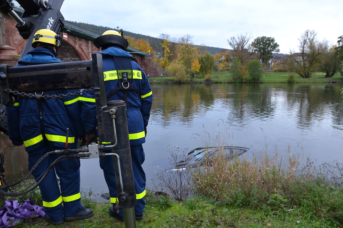 Einsatz in Lohr a. Main – PKW am Haken