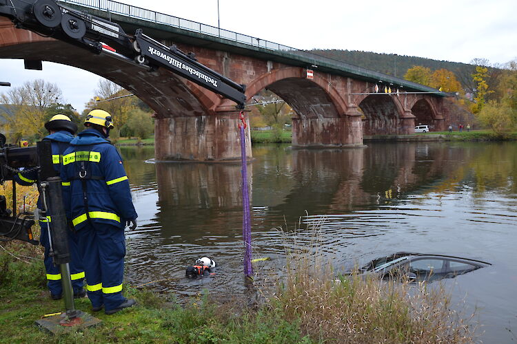 Einsatz in Lohr a. Main – PKW am Haken