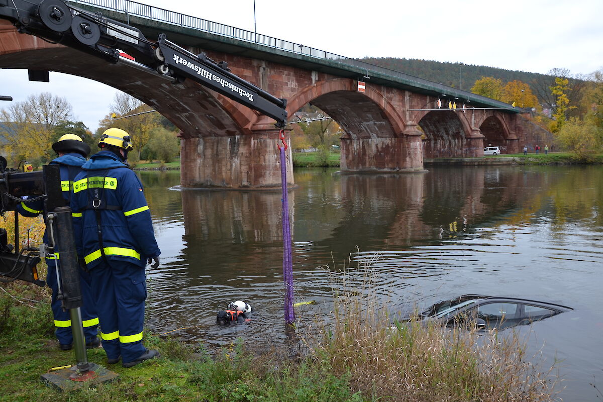 Einsatz in Lohr a. Main – PKW am Haken