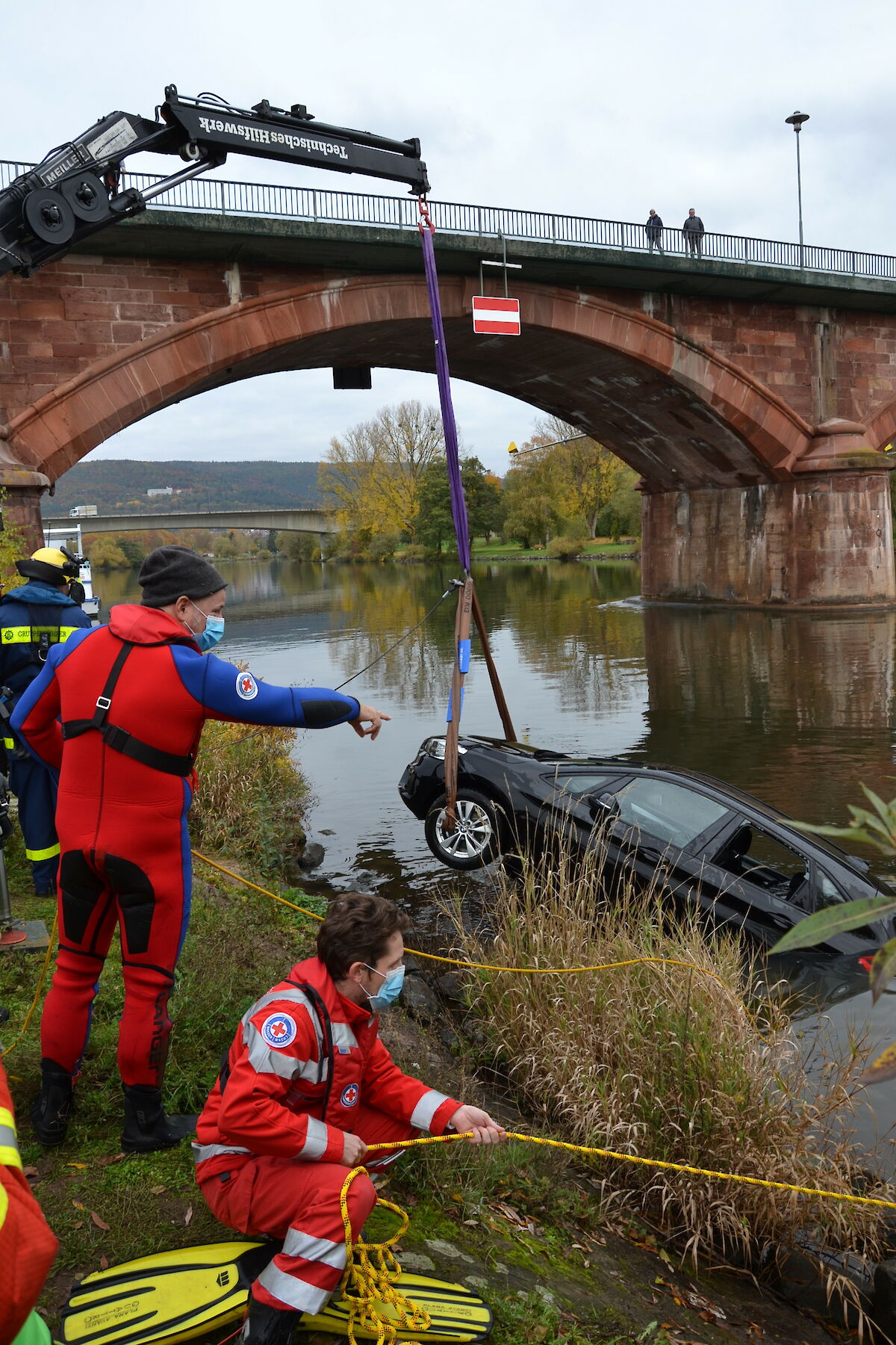 Einsatz in Lohr a. Main – PKW am Haken